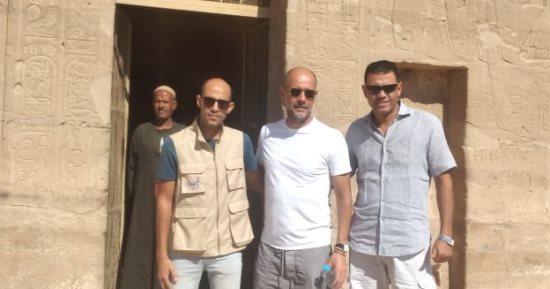 "جوارديولا" يستكمل جولته السياحية فى أسوان بزيارة "جبل السلسلة"