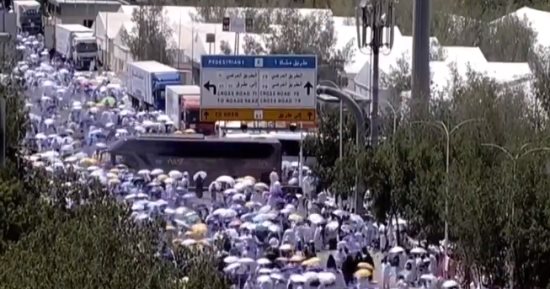 لبيك اللهم لبيك .. حجاج بيت الله يتوافدون على عرفات لأداء ركن الحج الأعظم