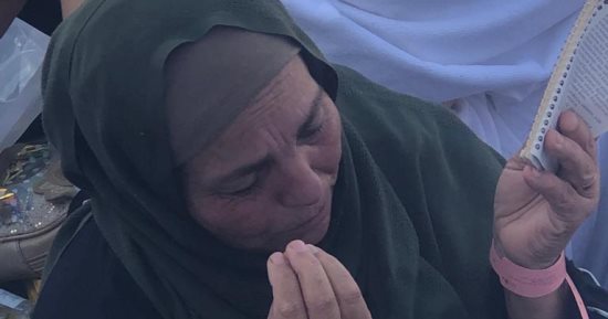 خشوع ضيوف الرحمن أعلى جبل الرحمة بعرفات.. صور وفيديو