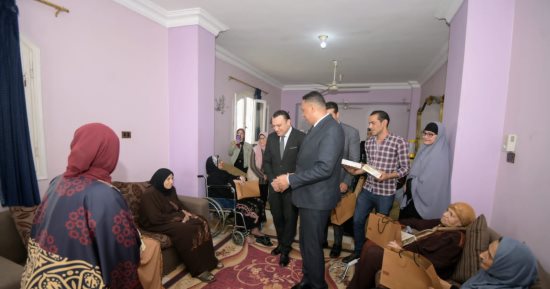 محافظ الدقهلية يشهد ذبح الأضاحى ويزور المرضى والأيتام للتهنئة بالعيد.. صور