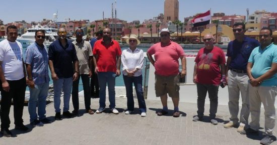 وزيرة البيئة تقود فريق محميات البحر الأحمر  بشواطئ الغردقة فى أول أيام العيد.. صور
