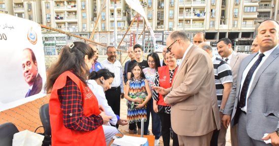 محافظ أسيوط يتفقد فعاليات حملة "100 يوم صحة" بساحة أرض الملاعب وميدان المجذوب