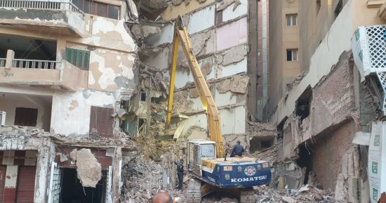 المقاولون العرب تدفع بمعداتها لرفع أنقاض العقار المنهار بالإسكندرية