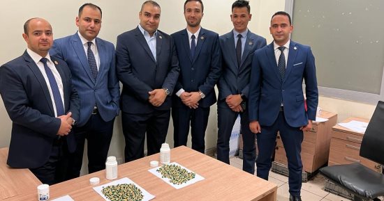 ضبط أقراص مخدرة بحوزة راكبين بمطار القاهرة.. وسيدة تهرب 100 كبسولة معدة   