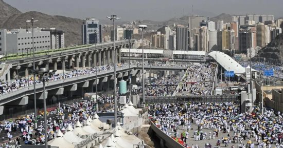 صور وفيديو.. العالم هذا المساء.. حجاج بيت الله الحرام يرمون جمرة العقبة يوم النحر..تحذيرات من تدفقات طينية خطيرة لبركان كوتوباكسى فى الإكوادور..فتاة برازيلية تنفق 20 ألف دولار فى عمليات التجميل لتشبه كايلى جينر