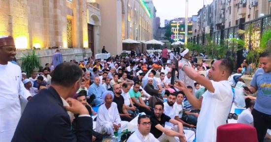 بتكبيرات العيد.. توافد آلاف المواطنين على مسجد الحسين لأداء صلاة عيد الأضحى (صور)