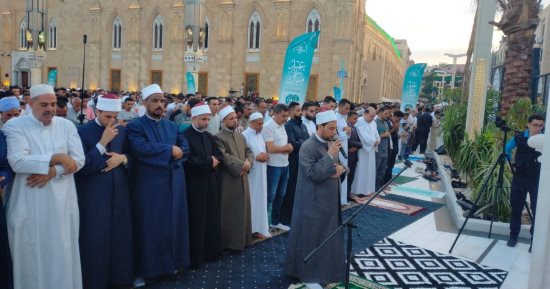 الآلاف يؤدون صلاة عيد الأضحى المبارك بمسجد الإمام الحسين.. صور