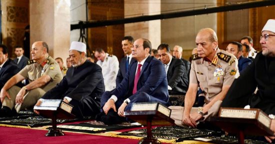 الرئيس السيسي يؤدى صلاة عيد الأضحى بمسجد القوات الجوية.. صور