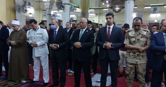 محافظ القليوبية ومدير الأمن يؤديان صلاة عيد الأضحى بمسجد ناصر ببنها