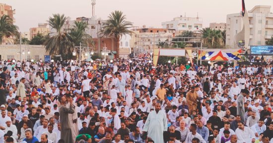 الآلاف يؤدون صلاة عيد الأضحى فى ساحة مسجد الميناء الكبير بالغردقة.. صور