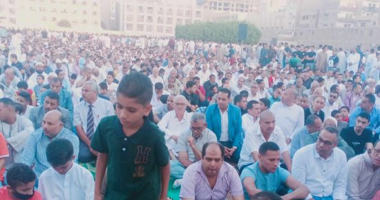 الساحات تمتلئ بالمصلين في المنيا وسط حالة من الفرحة