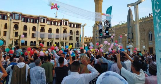مئات البلالين تتساقط على المصلين بمسجد الحسين احتفالا بعيد الأضحى المبارك.. فيديو وصور