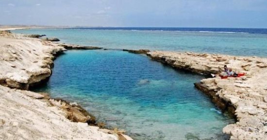 بحيرات صنعتها النيازك فى البحر الأحمر.. كيف استيقظ أهالى مرسى علم ليجدوا 3 بحيرات وبئر بعد هزة أرضية قوية عام 1959؟.. الأولى النيزك وأشهرهم وأصبحت أهم مزار.. والثانية والثالثة فى بورت غالب ورأس بناس.. صور