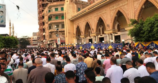 الآلاف فى المحافظات يؤدون صلاة عيد الأضحى فى الساحات والمساجد.. محافظ القليوبية ومدير الأمن يؤديان الصلاة بمسجد ناصر ببنها.. وقيادات الأقصر وأسيوط وقنا وسوهاج يؤدون الصلاة وسط الأهالى بالساحات الكبرى.. صور