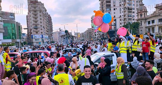 بالونات وألعاب ترسم لوحة مبهجة فى العيد بساحات الصلاة فى مختلف المحافظات.. توزيع الهدايا على الأطفال وتبادل التهانى فرحة بعيد الأضحى فى الشرقية.. والتقاط الصور التذكارية والاحتفال بتوزيع الورود فى بنها