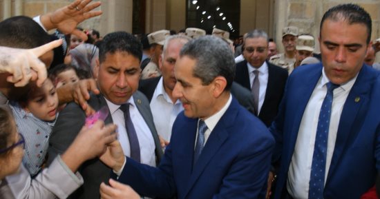 محافظ الغربية يوزع هدايا العيد على الأطفال بمسجد سيدى أحمد البدوى.. صور