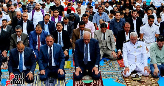 محافظ الجيزة يؤدى صلاة عيد الأضحى بساحة مسجد مصطفى محمود.. صور