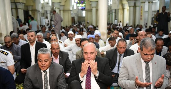 محافظ قنا يؤدى صلاة عيد الأضحى المبارك بمسجد سيدى عبد الرحيم القنائى