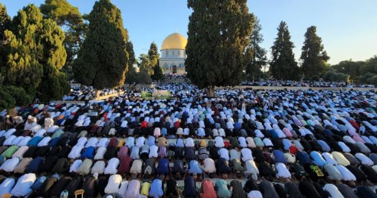 آلاف الفلسطينيين يؤدون صلاة عيد الأضحى بالمسجد الأقصى.. فيديو وصور