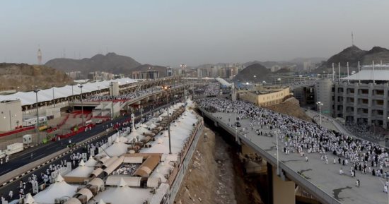 الحجاج يرمون إبليس بالحصوات في مشعر مِنى.. ضيوف الرحمن يتوافدون على جسر الجمرات مهللين مكبرين تملأ قلوبهم الفرحة والسرور.. الحجيج جمعوا الحصى من مزدلفة لبدء الرمي في جمرة العقبة الكبرى (صور)