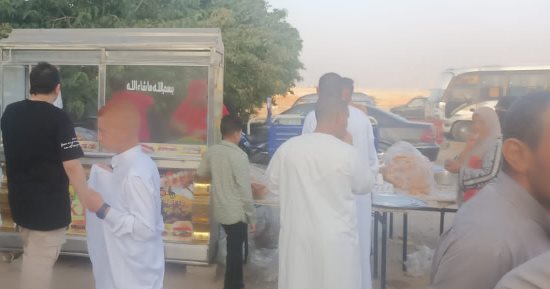 مسجد القادسية بالعاشر من رمضان يستقبل المصلين بالبالونات وساندوتشات الكبدة.. صور