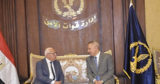 محافظ بورسعيد يزور قوات الأمن فى أول أيام العيد ويقدم التهنئة للضباط والجنود