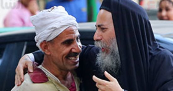كاهن يوزع هدايا على المصلين عقب أداء صلاة عيد الأضحى بساحة مصطفى محمود