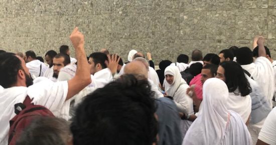 الحجاج يرمون الجمرات في ثالث أيام التشريق بمنى 