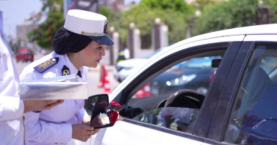 الشرطة توزع ورود على المواطنين بالشوارع في العيد.. صور