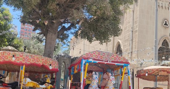 أيس كريم بالكورنيش ومراجيح للأطفال.. مظاهر الاحتفال ثانى أيام العيد بالإسكندرية
