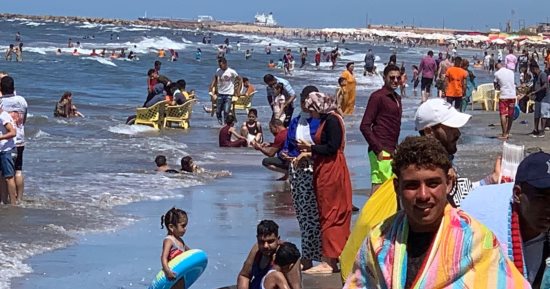 شاطئ بورسعيد ثانى أيام العيد كامل العدد هربا من حرارة الجو.. صور