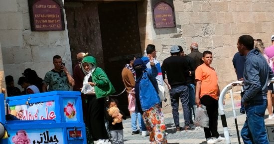 إقبال كبير على قلعة قايتباى بالإسكندرية.. والشباب يتصدرون الزائرين ثانى أيام العيد