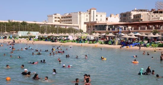 إقبال المواطنين على الشواطئ المختلفة بالبحر الأحمر فى ثانى أيام عيد الأضحى.. صور