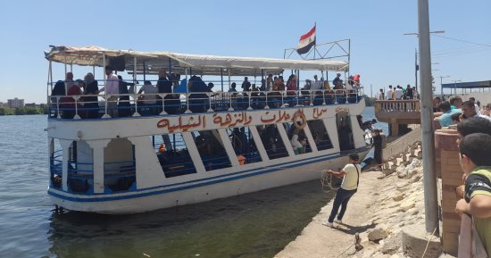 توافد المواطنين على الحدائق والمتنزهات ورحلات نيلية بدسوق فى ثانى أيام العيد.. صور
