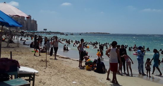 إقبال كبير على شواطئ الإسكندرية فى ثالث أيام عيد الأضحى.. صور