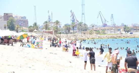 شاطئ بورفؤاد قبلة للزائرين الباحثين عن المتعة على ضفاف البحر المتوسط.. صور