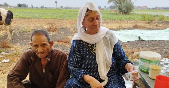 قصة كفاح زوجين بالشرقية في بيع الشاي.. أمنيتهما زيارة الكعبة المشرفة "صور"