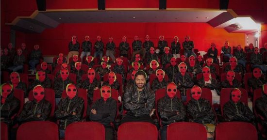 تامر حسنى يروج لفيلم "تاج" بصورة من داخل دور العرض