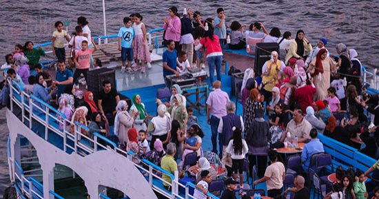 "ضحك ولعب".. أجواء احتفالية بالمراكب النيلية وعلى الكورنيش ثانى أيام العيد