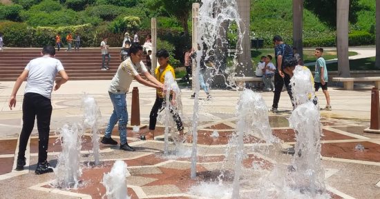 فسحة لكل الأعمار.. حديقة الأزهر تستقبل زوارها بثانى أيام العيد.. النافورة الراقصة والمساحات الخضراء والبحيرة وأسماكها الملونة الأجمل للتصوير.. الملاهى متعة الأطفال مجانا.. ومنطقة التليسكوب هتشوف منها مصر.. صور