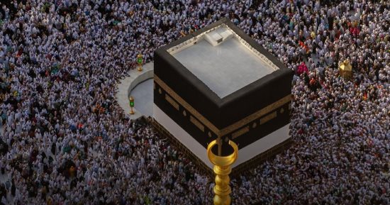 يوم "القر".. اليوم أول أيام التشريق وغدا طواف الوداع للمتعجلين.. استعدادات مكثفة بالحرم وغسله 10 مرات يوميا.. استقبال الحجاج بالمصاحف ومياه زمزم.. "الحج": 111 ألف حاج وحاجة يتلقون خدمات علاجية فى مكة والمدينة