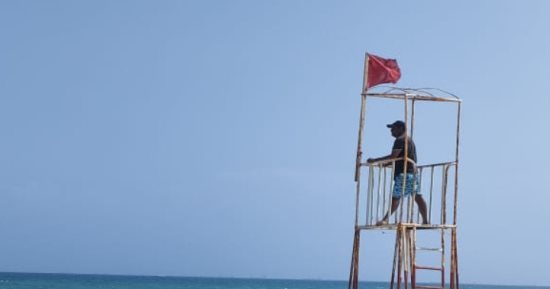 رفع الرايات الحمراء على شواطئ غرب الإسكندرية فى ثانى أيام عيد الأضحى