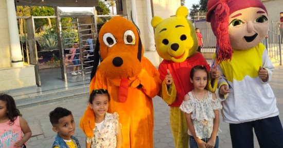الحدائق تستقبل زوارها ثانى أيام العيد.. برامج ترفيهية وشخصيات كرتونية تستقبل الأطفال بالحديقة الدولية.. حديقة الحيوان مزدحمة.. هيئة النظافة تدفع بفرق لغسل الشوارع والأرصفة.. والمجازر تواصل تقديم خدماتها.. صور