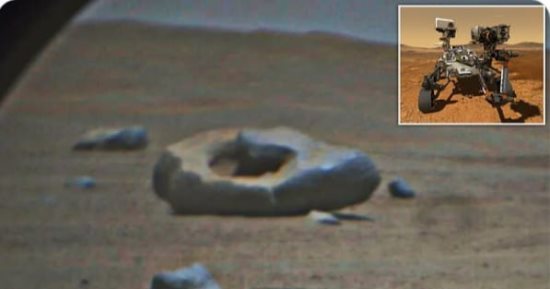 مسبار ناسا يرصد صخرة غريبة على شكل "donut" على سطح المريخ والعلماء يكشفون حقيقتها