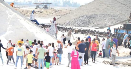 جبال الملح مزار سياحى لليوم الثالث على التوالى لزوار مدينة بورفؤاد في العيد