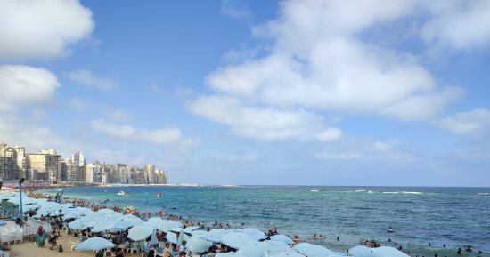 رفع الرايات الحمراء على شواطئ العجمى بالإسكندرية فى ثالث أيام عيد الأضحى