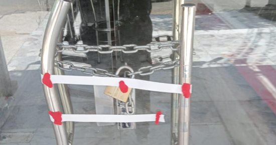 تشميع محل الجزارة المسئول عن تعليق اللحوم على أعمدة المونوريل.. صور 