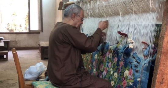 قرية الحرانية بالجيزة.. 71 عاما من الفن والإبداع على أوتار النول "فيديو"