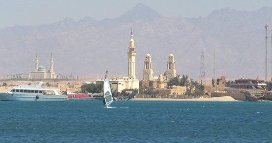 طور سيناء المدينة الأقدم فى جنوب سيناء.. تتنوع الحياة فيها وعلى أرضها يتواصل العمل فى مشروعات خدمية وسياحية.. "القمر والكيلانى" أشهر شواطئها.. حمامات موسى وفرعون أهم معالمها.. ومشروع ممشى أهل مصر أحدث مشروعاتها