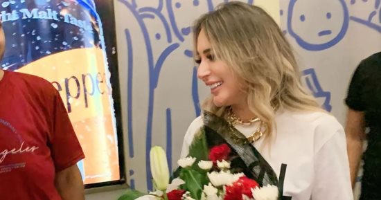 ساندي تفاجئ الجمهور بمشاهدة فيلم "تاج" معهم.. وتشوق محبيها بأغنيتها الجديدة